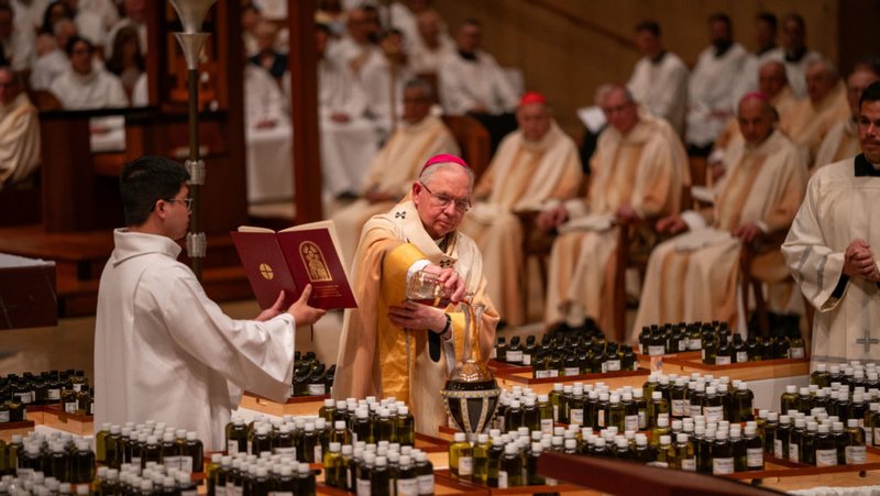 El arzobispo José H. Gomez mezcla el perfume mientras bendice los óleos durante la Misa Crismal anual en la Catedral de Nuestra Señora de los Ángeles, el 14 de abril. (John Rueda) El arzobispo José H. Gomez mezcla el perfume mientras bendice los óleos durante la Misa Crismal anual en la Catedral de Nuestra Señora de los Ángeles, el 14 de abril. (John Rueda)
