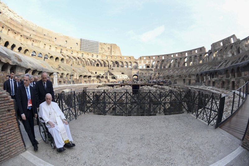 El Papa Francisco sale del interior del Coliseo de Roma después de un servicio de oración cristiana y se dirige a unirse a otros líderes religiosos para hacer un llamamiento por la paz el 25 de octubre de 2022. (Foto CNS/Vatican Media)