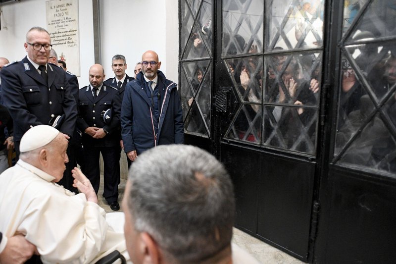 El Papa Francisco se dirige a los reclusos durante una visita de Jueves Santo a la cárcel Regina Coeli de Roma el 17 de abril de 2025. (Foto CNS /Vatican Media)