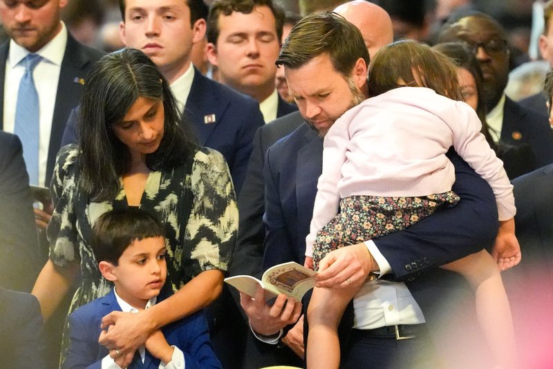 El vicepresidente de EE.UU. JD Vance sostiene a su hija mientras asiste a la Liturgia de la Pasión del Señor con su familia en la Basílica de San Pedro en el Vaticano el 18 de abril de 2025. (Foto CNS/Lola Gomez)