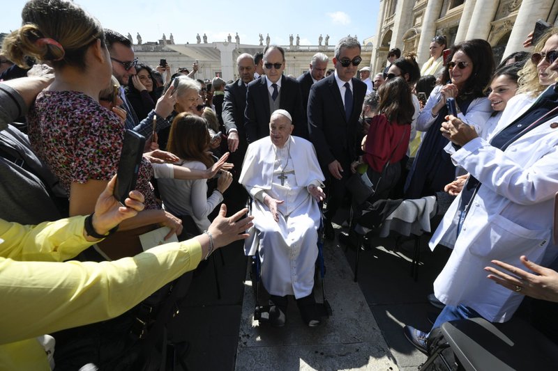 El Papa Francisco saluda a los fieles en la Plaza de San Pedro al final de la Misa de clausura del Jubileo de los Enfermos y de los Agentes Sanitarios en el Vaticano el 6 de abril de 2025. (CNS photo/Vatican Media)