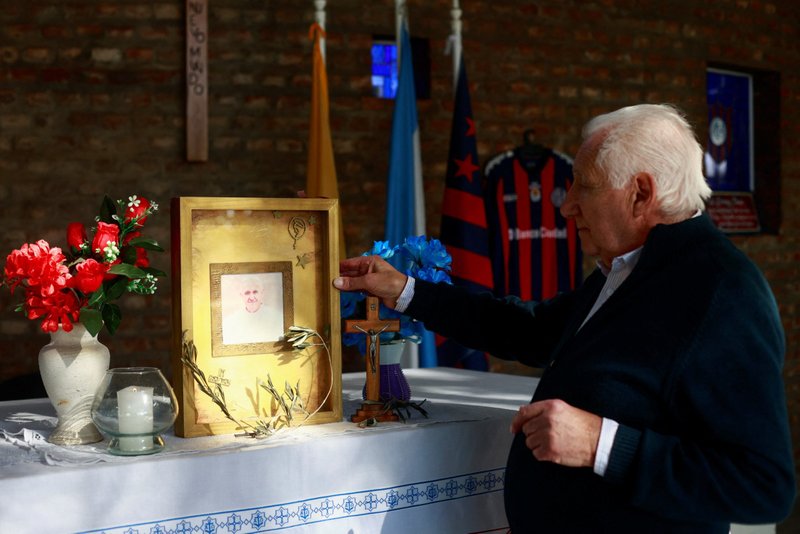 Oscar Lucchini, encargado de la capilla de San Lorenzo de Almagro, el equipo de fútbol de la ciudad natal del papa Francisco, sostiene una foto del pontífice en Buenos Aires el 21 de abril de 2025, tras la muerte del papa de 88 años. (Foto OSV News//Matias Baglietto, Reuters)
