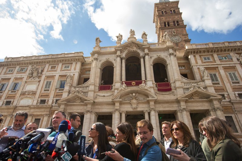 El cardenal Rolandas Makrickas, arcipreste coadjutor de la Basílica de Santa María la Mayor de Roma, habla durante una rueda de prensa en el exterior de la basílica el 25 de abril de 2025. (Foto CNS/Pablo Esparza)