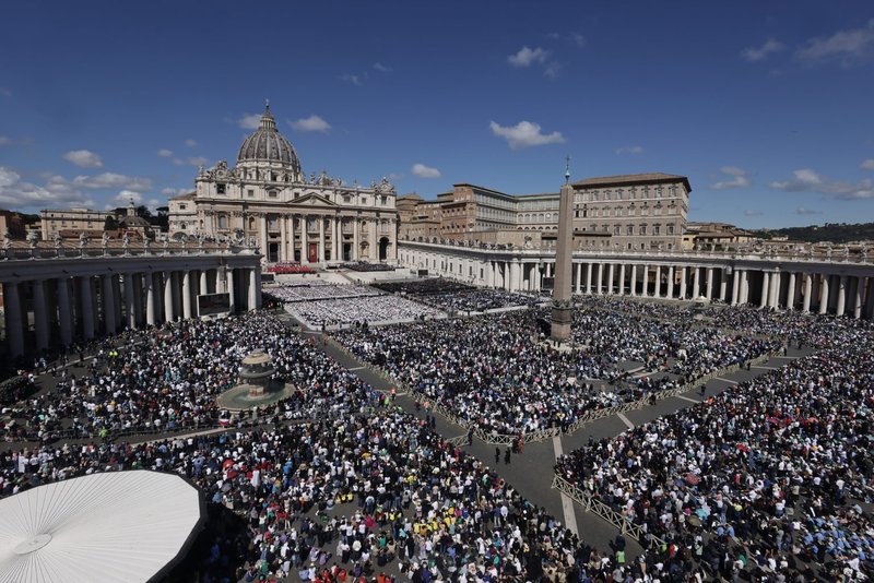 Se estima que 200,000 personas se congregaron en la Plaza de San Pedro y las calles aledañas para asistir a la Misa de funeral del Papa Francisco en el Vaticano el 26 de abril de 2025. (CNS photo/Pablo Esparza)