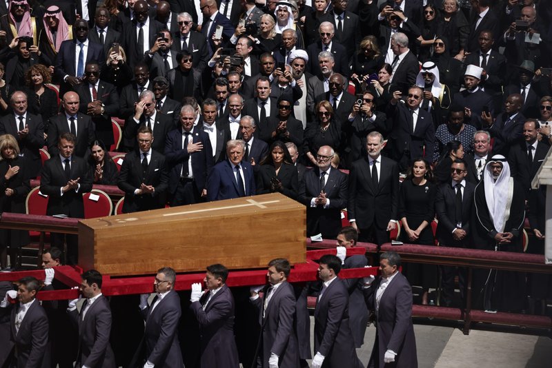 Catorce portadores de féretros llevan el ataúd del Papa Francisco ante los líderes mundiales, incluido el presidente de Estados Unidos, Donald J. Trump, en el centro, al final de la misa funeral del Papa el 26 de abril de 2025, en la Plaza de San Pedro en el Vaticano. (CNS photo/Pablo Esparza)