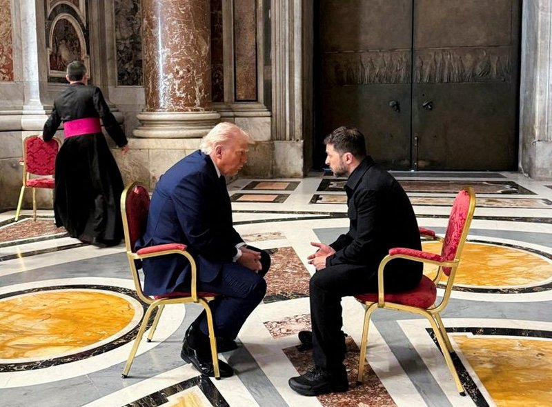 El presidente estadounidense Donald Trump y el presidente ucraniano Volodymyr Zelenskyy se reúnen en la Basílica de San Pedro antes del funeral del papa Francisco en el Vaticano el 26 de abril de 2025. (Foto OSV News/Servicio de Prensa Presidencial de Ucrania vía Reuters)