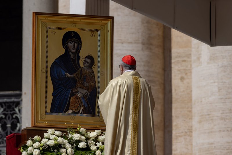 El cardenal Pietro Parolin, ex secretario de Estado del Vaticano, venera el icono de la "Salus Populi Romani" mientras celebra misa en el segundo día del "novendiali" -nueve días de luto por el Papa Francisco marcados por misas- en la Plaza de San Pedro en el Vaticano el 27 de abril de 2025. (CNS photo/Pablo Esparza)