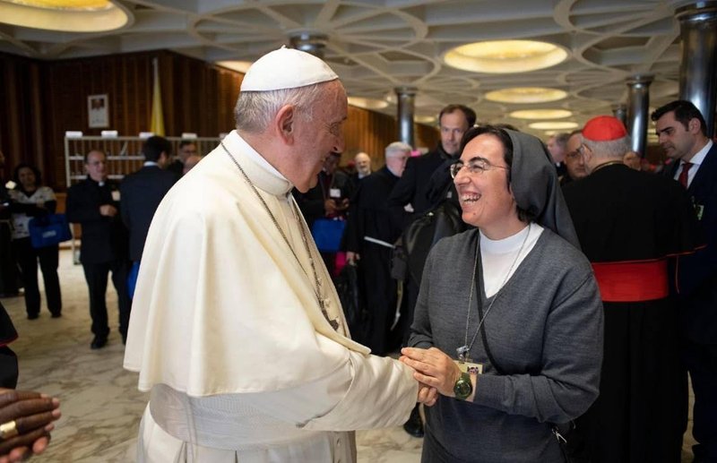 La hermana salesiana Alessandra Smerilli, secretaria del Dicasterio para la Promoción del Desarrollo Humano Integral, se reúne con el Papa en el Vaticano en una foto sin fecha. El papa Francisco nombró a la hermana Alessandra para su cargo en 2021, primero como subsecretaria y luego como secretaria. Anteriormente cardenal argentino Jorge Mario Bergoglio, el papa falleció el 21 de abril de 2025, a los 88 años. (CNS photo/Vatican Media, cortesía del Dicasterio para la Promoción del Desarrollo Humano Integral)