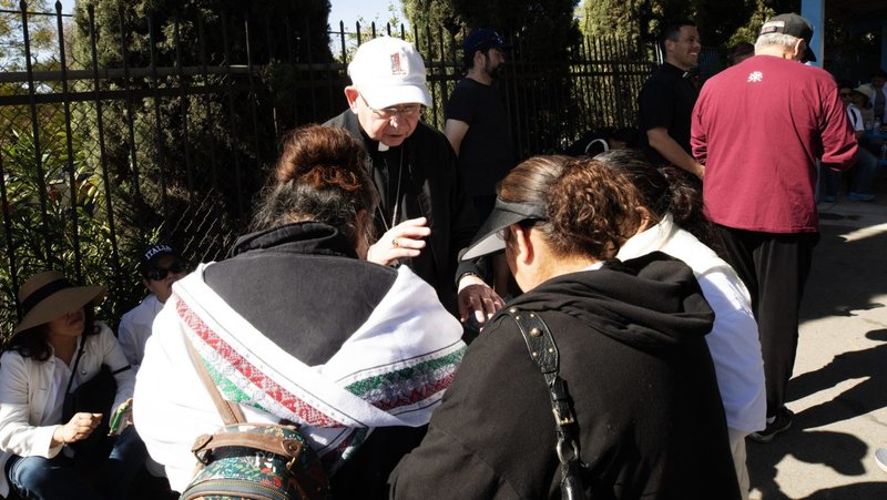 El Arzobispo Gomez reza con los peregrinos en la Peregrinación de la Esperanza del 5 de abril por las calles de Los Ángeles. (Víctor Alemán)