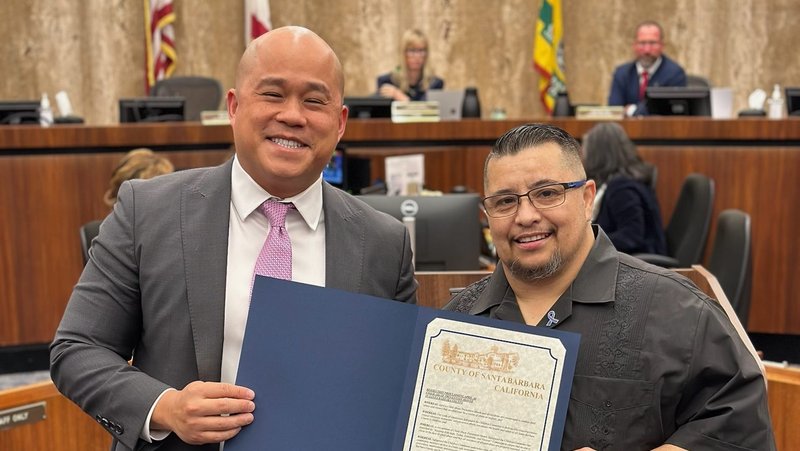 Anthony Rodríguez (derecha) posa con Roy Lee, supervisor del condado de Santa Bárbara, quien patrocinó la proclamación en honor a los esfuerzos de prevención de abusos de la parroquia Nuestra Señora de Guadalupe. (Cortesía Anthony Rodríguez)