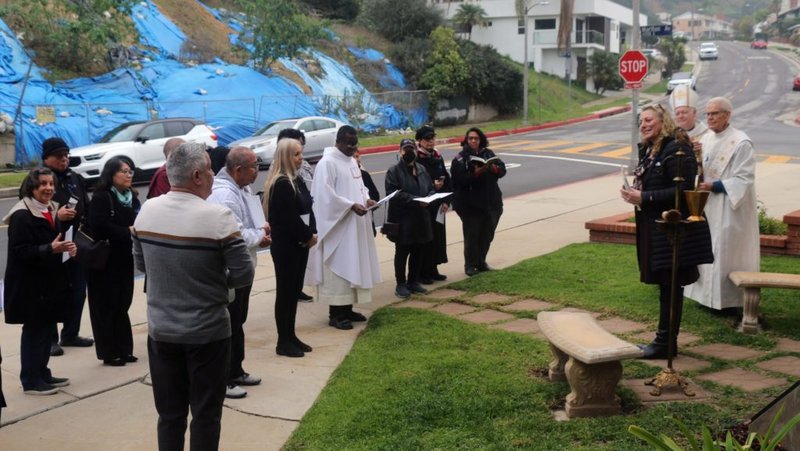 Feligreses y sobrevivientes de abuso se unieron al obispo auxiliar Matthew Elshoff para la dedicación del jardín de sanación de St. Bernadette en enero de 2024, ubicado en la esquina de Don Felipe y Marlton en Baldwin Hills. (Pablo Kay)