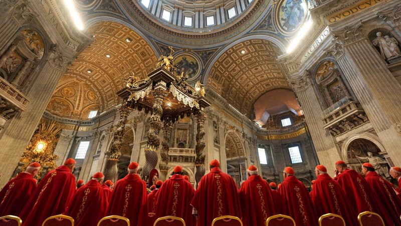 Cardenales concelebran una Misa con el cardenal argentino Leonardo Sandri, vicedecano del Colegio Cardenalicio, el quinto día del “novendiali”, los nueve días de luto por el Papa Francisco, en el Altar de la Confesión en la Basílica de San Pedro, en el Vaticano, el 30 de abril de 2025. (CNS/Lola Gomez)