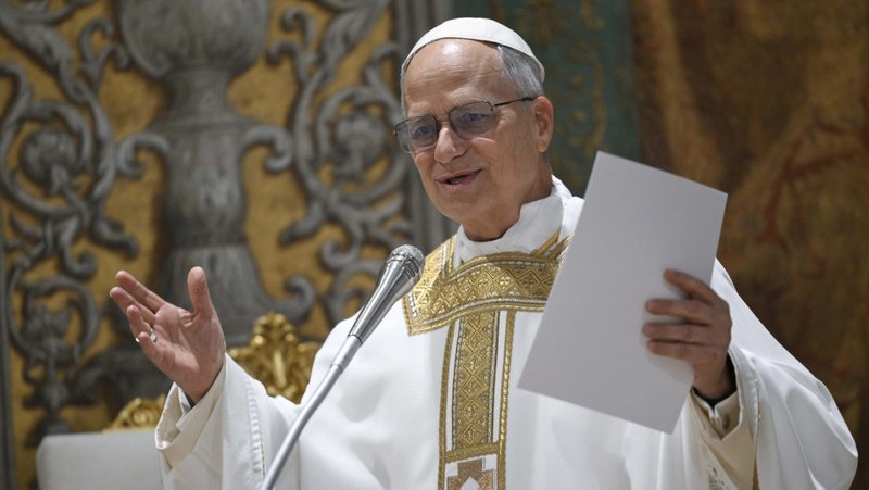 El Papa León XIV pronuncia su homilía mientras celebra su primera misa como Papa con los cardenales que lo eligieron en la Capilla Sixtina del Vaticano el 9 de mayo de 2025. (CNS/Vatican Media)