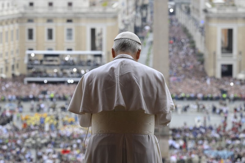 El Papa León XIV, en el balcón central de la Basílica de San Pedro en el Vaticano, dirige la recitación de la oración del mediodía "Regina Coeli" por primera vez el 11 de mayo de 2025. (CNS photo/Vatican Media)