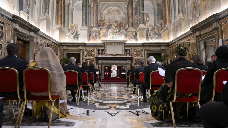 El Papa León XIV habla a los diplomáticos durante una audiencia con el cuerpo diplomático del Vaticano en la Sala Clemetina del Palacio Apostólico en el Vaticano el 16 de mayo de 2025. (CNS photo/Vatican Media)