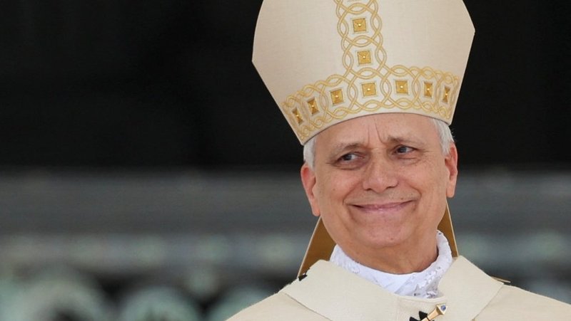 El Papa León XIV saluda a los fieles al ir recorriendo la Plaza de San Pedro en el papamóvil, antes de celebrar su Misa de Inauguración en el Vaticano, el 18 de mayo. (CNS/Lola Gómez)