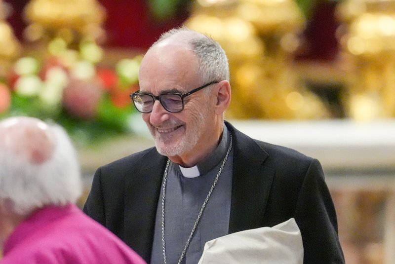 El cardenal canadiense Michael Czerny llega a la Basílica de San Pedro para la Misa “Pro Eligendo Romano Pontifice” (“por la elección del Romano Pontífice”) en el Vaticano el 7 de mayo de 2025. (Foto CNS/Lola Gomez)