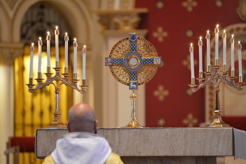 Un capellán de los peregrinos perpetuos a lo largo de la ruta de Santa Catalina Drexel de la Peregrinación Eucarística Nacional reza ante lel Santísimo durante una Hora Santa el 28 de mayo de 2025, en la catedral de San Ambrosio en Des Moines, Iowa. (OSV News/Anne Marie Cox, Diócesis de Des Moines)