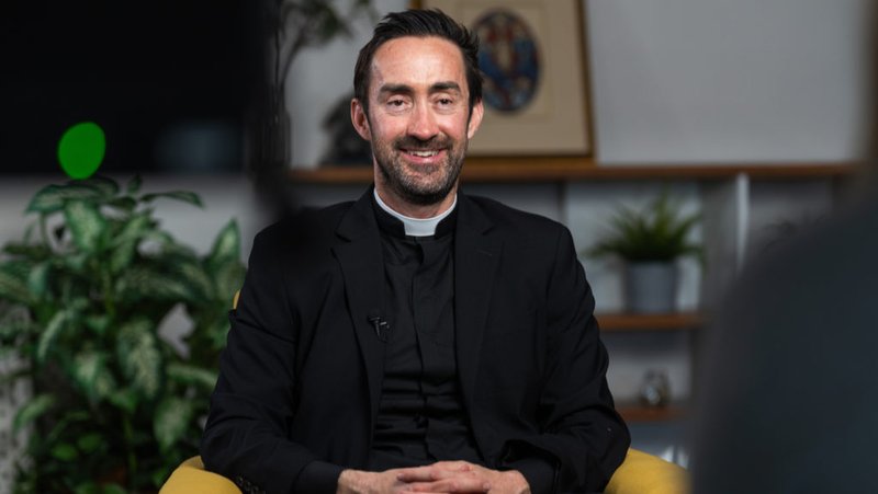 Michael Croghan, uno de los nuevos sacerdotes ordenados el 31 de mayo, durante una entrevista grabada el 9 de abril. (Isabel Cacho)
