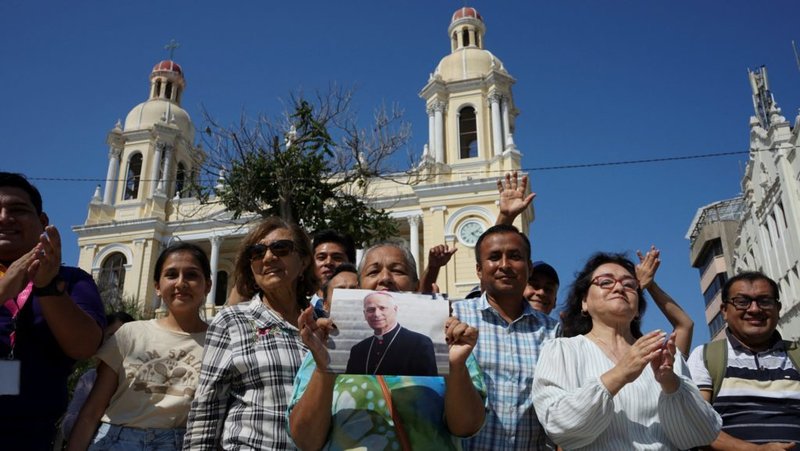 Una mujer sostiene una imagen del entonces cardenal Robert Francis Prevost frente a la Catedral de Santa María en Chiclayo, Perú, el 8 de mayo, después de su elección como papa en el Vaticano, cuando eligió el nombre de Leo XIV. Como sacerdote agustino, pasó muchos años como misionero en Perú. (OSV News/Diego Torres Menchola, Reuters)