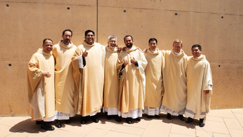 Los recién ordenados Padres Allan Carodan, Michael Croghan, Jorge Moncada, Joseph Cruz, Christian Morquecho, Quoc Vo, Paul Collins y Johndy Gonzales comparten un momento de alegría tras la Misa de ordenación del 31 de mayo. (Victor Alemán)