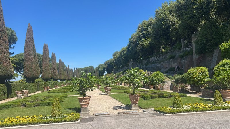 Uno de los jardines de la villa papal de Castel Gandolfo, al sur de Roma, se ve el 29 de mayo de 2025, el día en que el Papa León XIV hizo una visita a la villa y al proyecto "Borgo Laudato Si'", que el Papa Francisco puso en marcha para promover la educación ecológica. (Foto CNS/Pablo Esparza)