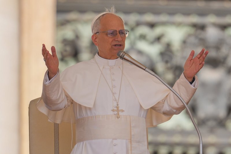 El Papa León XIV saluda a los peregrinos durante su audiencia general en la Plaza de San Pedro en el Vaticano el 4 de junio de 2025. (Foto CNS/Lola Gomez)