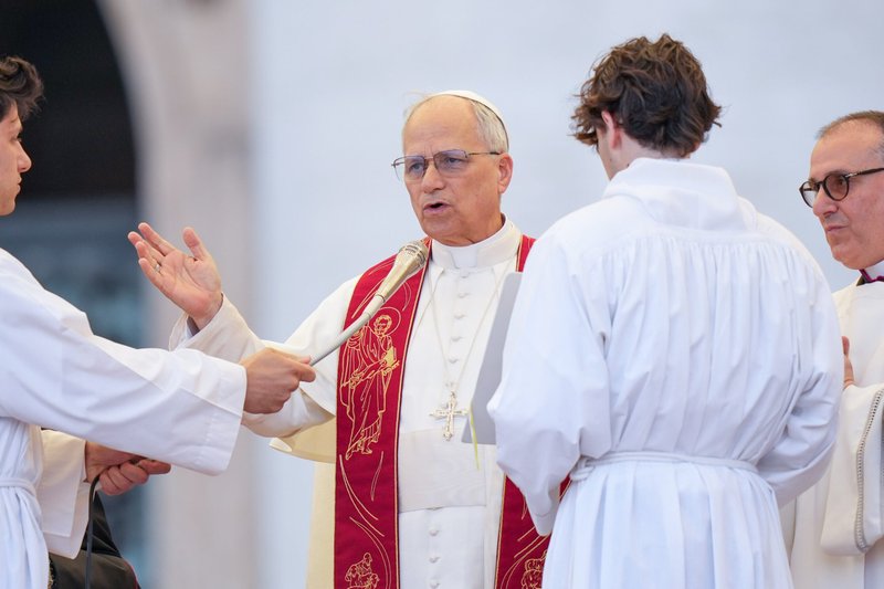 El Papa León XIV dirige una jornada de oración en la vigilia de Pentecostés en la Plaza de San Pedro del Vaticano el 7 de junio de 2025, con los participantes en el Jubileo de los Movimientos, Asociaciones y Nuevas Comunidades. (CNS photo/Lola Gomez)