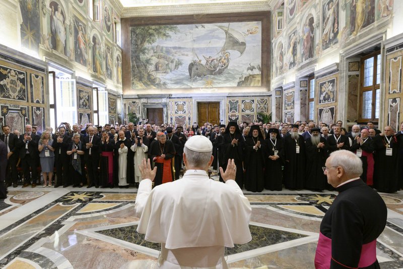 El Papa León XIV saluda a los participantes en una conferencia sobre las implicaciones ecuménicas del 1700 aniversario del Concilio de Nicea, el 7 de junio de 2025, en la Sala Clementina del Palacio Apostólico del Vaticano. (CNS/Vatican Media)