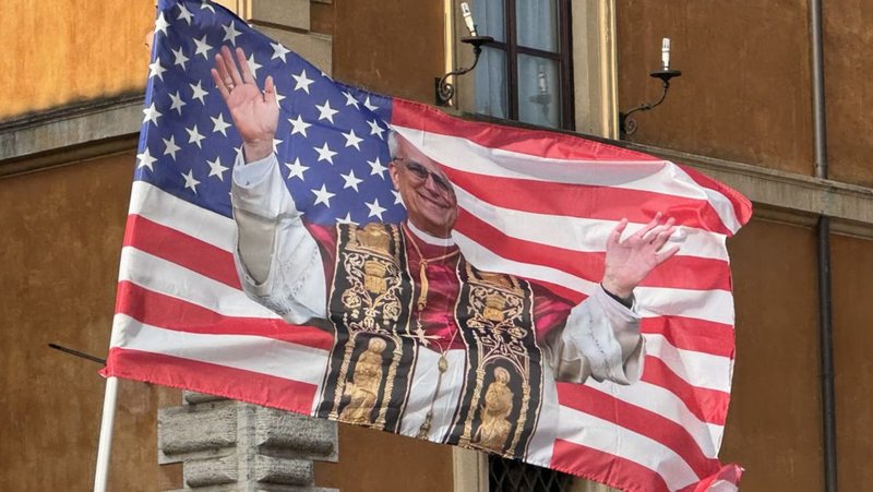 Una bandera de EE.UU. con una foto del Papa León XIV cerca del Vaticano, el 17 de junio. (CNS/Cindy Wooden)