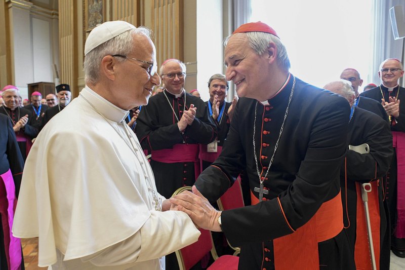 El Papa León XIV saluda al Cardenal Matteo Zuppi de Bolonia, presidente de la Conferencia Episcopal Italiana, durante una reunión con unos 200 miembros de la conferencia en la Sala de las Bendiciones en el Vaticano el 17 de junio de 2025. (CNS photo/Vatican Media)