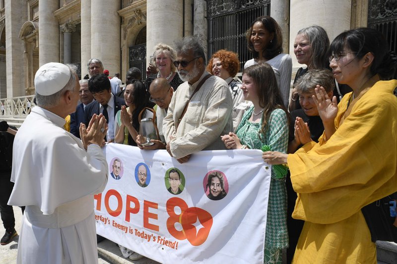 El Papa León XIV saluda a una delegación que representa a "Hope 80" -un proyecto que reúne a los descendientes de figuras históricas como Mahatma Gandhi, Winston Churchill, Harry Truman y Hideki Tojo en nombre de la paz- en la Plaza de San Pedro tras su audiencia general en el Vaticano el 18 de junio de 2025. (CNS photo/Vatican Media)