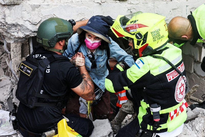Personal de rescate evacua a un residente de debajo de un edificio en un lugar impactado tras un ataque con misiles desde Irán, en medio del conflicto Irán-Israel en Tel Aviv, Israel, 22 de junio de 2025. (Foto de OSV News/Tomer Appelbaum, Reuters)