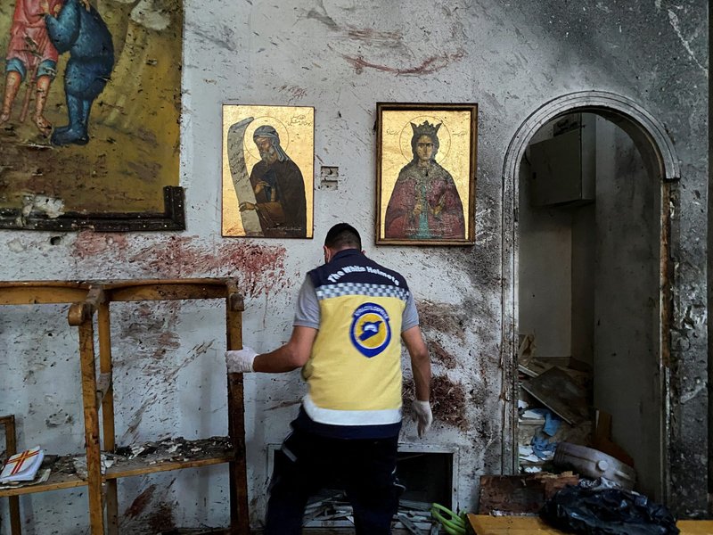 Un miembro de la defensa civil inspecciona los daños después de que una explosión sacudiera la Iglesia Mar Elias según testigos, en el distrito Dweil'a de Damasco, Siria, el 22 de junio de 2025. (Foto OSV News/Firas Makdesi, Reuters)