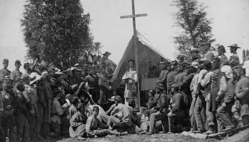 El padre Thomas Mooney celebra misa para la Milicia del Estado de Nueva York Nº 69 en el campamento de Fort Corcoran, Washington D.C., el 1 de junio de 1861. (Mathew B. Brady/Cortesía de la Biblioteca del Congreso/Dominio público vía Wikimedia Commons)
