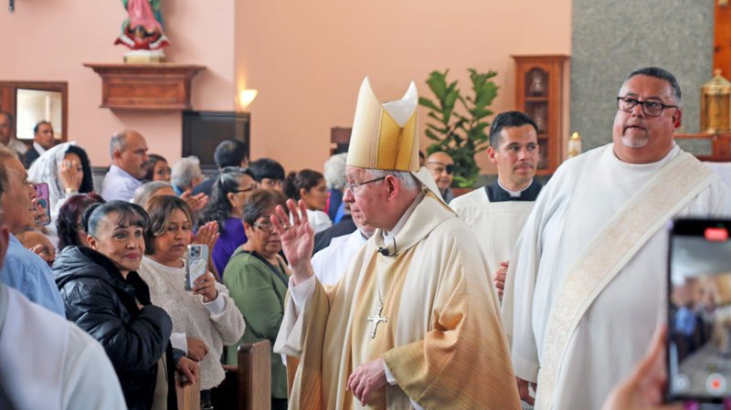 El arzobispo José H. Gomez saluda a los feligreses al final de la Misa en la Capilla Cristo Rey en Oxnard, el 26 de mayo de 2025. (Pablo Kay)