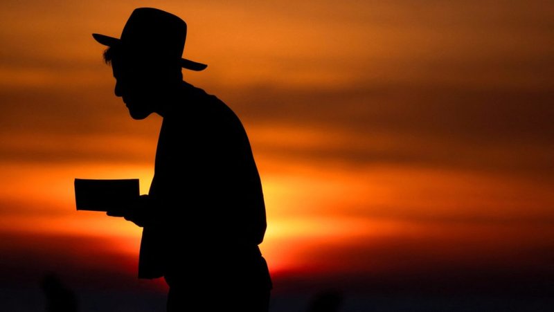 Un hombre reza al atardecer, en medio del conflicto entre Israel y el grupo palestino Hamás, en Ashkelon, Israel, el 8 de enero de 2024. (Foto de OSV News/Amir Cohen, Reuters)