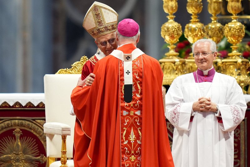 El Papa León XIV entrega el palio al Arzobispo Richard W. Smith de Vancouver, Columbia Británica, durante la Misa en la Basílica de San Pedro en el Vaticano el 29 de junio de 2025, fiesta de San Pedro y San Pablo. El palio simboliza la autoridad del arzobispo y su unidad con el Papa. (CNS photo/Lola Gomez)