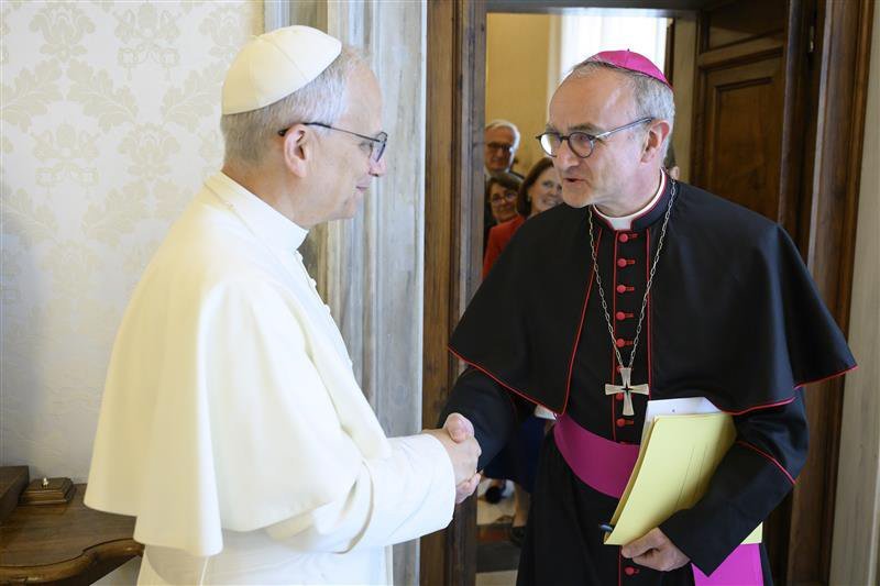 El Papa León XIV saluda al Arzobispo Thibault Verny de Chambéry, Francia, durante una reunión en el Vaticano el 5 de junio de 2025. El Papa nombró al arzobispo Verny presidente de la Pontificia Comisión para la Protección de Menores, sucediendo al cardenal estadounidense Seán P. O'Malley. (CNS photo/Vatican Media)