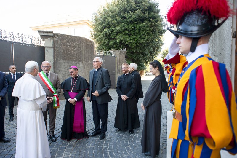 El Papa León XIV es recibido por funcionarios locales, clérigos y miembros de la Guardia Suiza a su llegada a Castel Gandolfo, Italia, el 6 de julio de 2025, para su habitual periodo de descanso de julio tras el Ángelus en el Vaticano. (CNS/Vatican Media)
