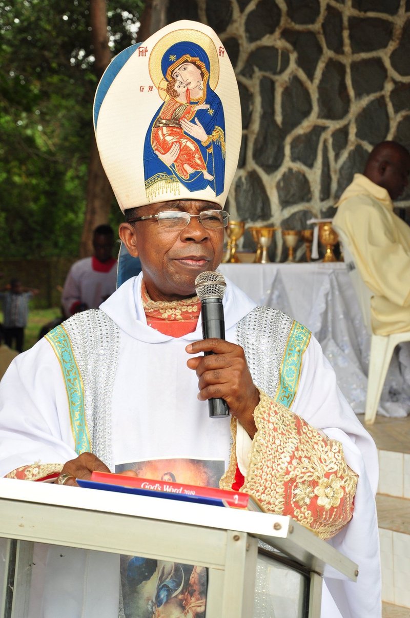 El obispo Gabriel Dunia de Auchi, Nigeria, en una foto sin fecha, ha pedido a todos los sacerdotes de la diócesis que celebren misas, ofrezcan la bendición y guíen a los fieles en el rezo del rosario por la protección divina en todo el estado de Edo y en Nigeria, después de que unos hombres armados asaltaran el Seminario Menor de la Inmaculada Concepción en su diócesis la noche del 10 de julio de 2025, matando a un agente de seguridad y secuestrando a tres seminaristas. (OSV News/Cortesía de la diócesis de Auchi)