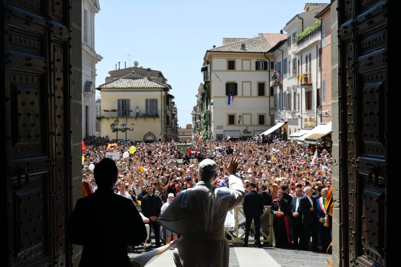 El Papa León XIV saluda a los visitantes antes del rezo del Ángelus en Castel Gandolfo, Italia, 20 de julio de 2025. (Foto CNS/Vatican Media)