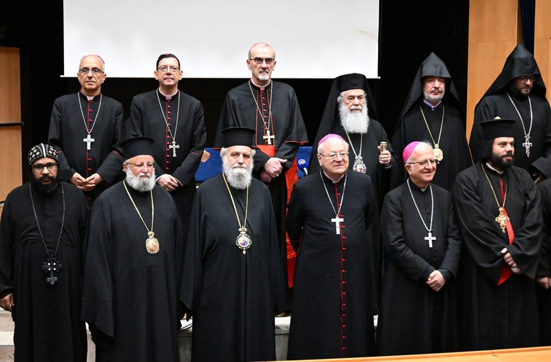 El cardenal Pierbattista Pizzaballa, patriarca latino de Jerusalén, y el patriarca greco-ortodoxo Teófilo III de Jerusalén (ambos en el centro de la fila superior) posan con sacerdotes para una foto de grupo tras una rueda de prensa conjunta sobre su visita a Gaza, celebrada en el Notre Dame Center de Jerusalén el 22 de julio de 2025. (Foto OSV News/Debbie Hill)