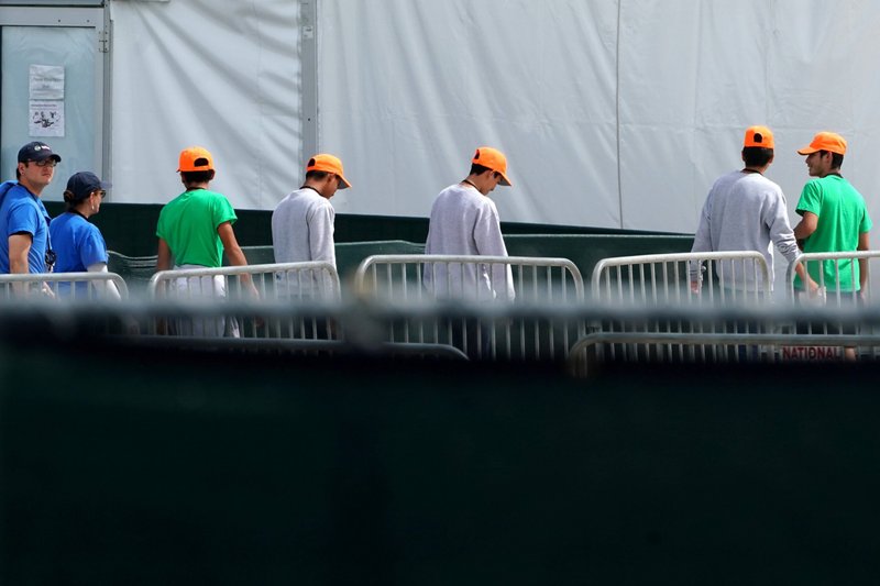 Jóvenes caminan en un centro de detención para jóvenes encarcelados por delitos migratorios en Homestead, Florida, cerca de Miami, el 29 de junio de 2019. Un informe de Human Rights Watch, publicado el 21 de julio de 2025, denuncia que tres centros de detención federales en Florida someten a migrantes a tratos degradantes, como palizas, encadenamientos y aislamiento, y obligan a los detenidos a comer con las manos esposadas a la espalda. (Foto OSV News/Carlo Allegri, Reuters)