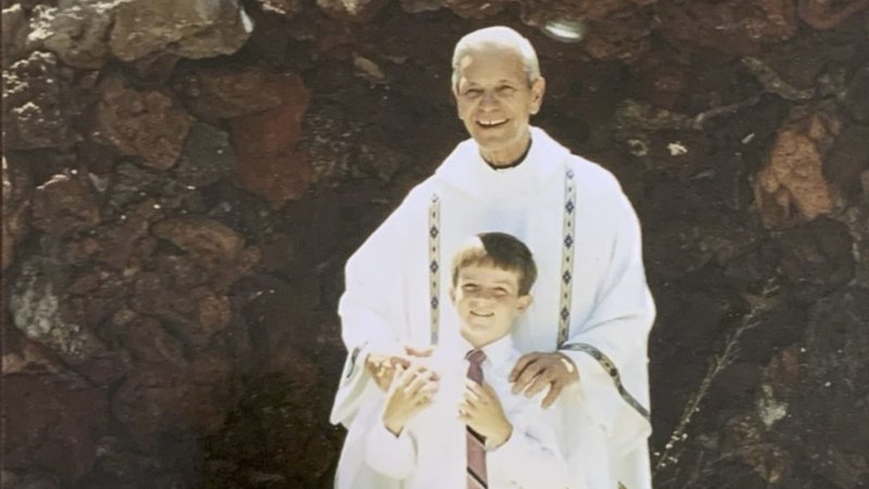 P. Joe, párroco de St. Margaret Mary, Primera Comunión. (Foto enviada)