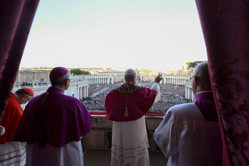 El Papa León XIV, el antes cardenal Robert Francis Prevost, saluda después de salir al balcón central de la Basílica de San Pedro en el Vaticano el 8 de mayo de 2025, tras su elección durante el cónclave. Es el primer Papa de EE.UU. y el primer Papa agustino de la historia. (Foto OSV News/Catholic Press Photo/Vatican Media)