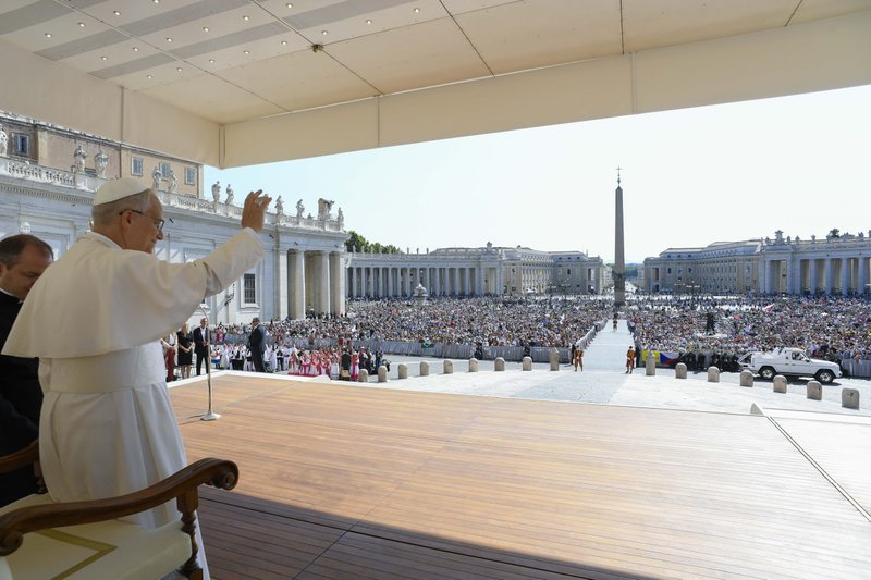 El Papa León XIV saluda a los peregrinos durante su audiencia general el 6 de agosto de 2025 en la Plaza de San Pedro del Vaticano. (Foto CNS/Vatican Media)