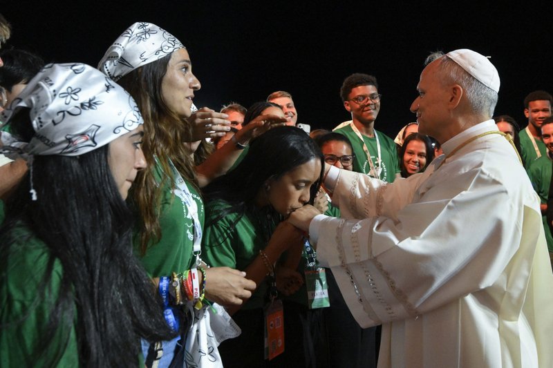 El papa León XIV saluda a los jóvenes tras presidir una vigilia de oración con cientos de miles de jóvenes en el barrio romano de Tor Vergata el 2 de agosto de 2025. La vigilia formaba parte de las celebraciones del Jubileo de la Juventud. (Foto CNS/Vatican Media)