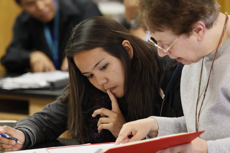Una maestra aparece en una foto de archivo trabajando con un estudiante en la clase de ciencias de la Escuela Indígena St. Michael en St. Michaels, Arizona. Expertos y maestros de todo el país informaron a OSV News que la inteligencia artificial (IA) está a punto de transformar la educación católica. (Foto OSV News/Archivo CNS, Bob Roller)