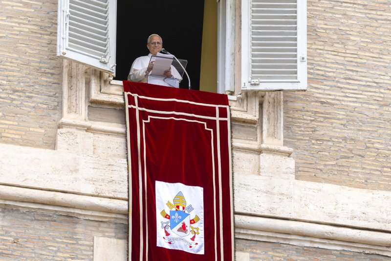 El Papa León XIV dirige el rezo del Ángelus con los visitantes reunidos en la Plaza de San Pedro del Vaticano el 24 de agosto de 2025. Tras el Ángelus, el Papa León pidió a la gente que rezara por la paz en Ucrania durante la celebración del Día de la Independencia del país. (Foto CNS/Vatican Media)El Papa León XIV dirige el rezo del Ángelus con los visitantes reunidos en la Plaza de San Pedro del Vaticano el 24 de agosto de 2025. Tras el Ángelus, el Papa León pidió a la gente que rezara por la paz en Ucrania durante la celebración del Día de la Independencia del país. (Foto CNS/Vatican Media)